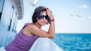 Frau steht auf dem Schiffsdeck
