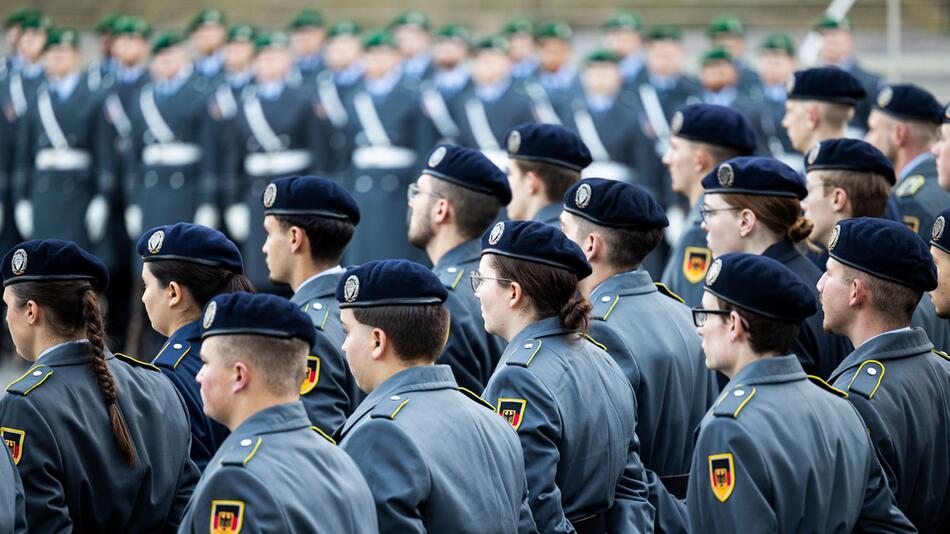 Feierliches Gelöbnis zum 69. Gründungstag der Bundeswehr