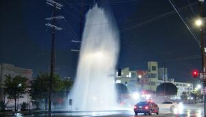 Autofahrer rammt Hydranten in L.A. – Tausende Liter Wasser schießen in den Himmel