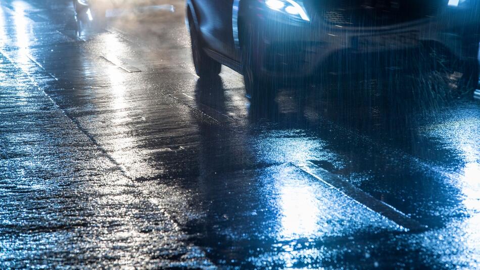 Autos fahren bei gefrierenden Regen über eine Straße