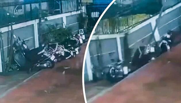 Gehweg bei Regen eingestürzt: Baugrube schluckt Motorroller