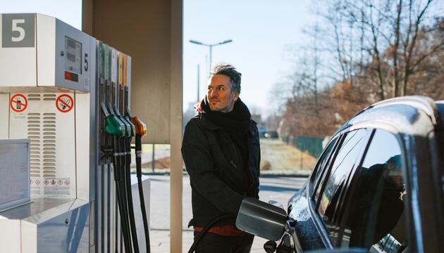 Mann an der Tankstelle