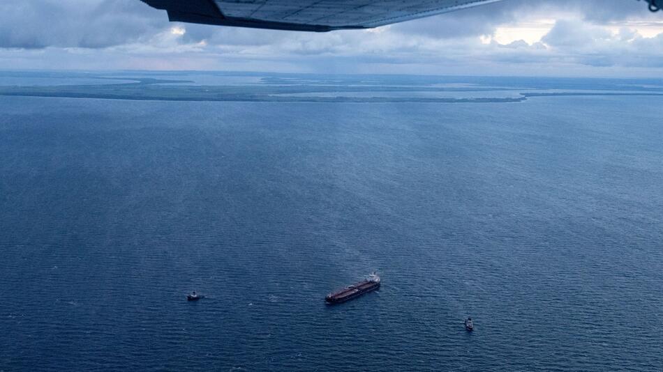 Manövrierunfähiger Öltanker vor Rügen