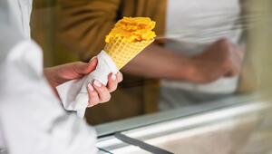 Eistüte mit Serviette umwickelt