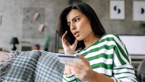 Frau telefoniert, sieht skeptisch aus