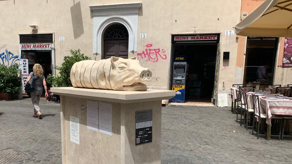 Statue eines Spanferkels sorgt für Ärger in Rom