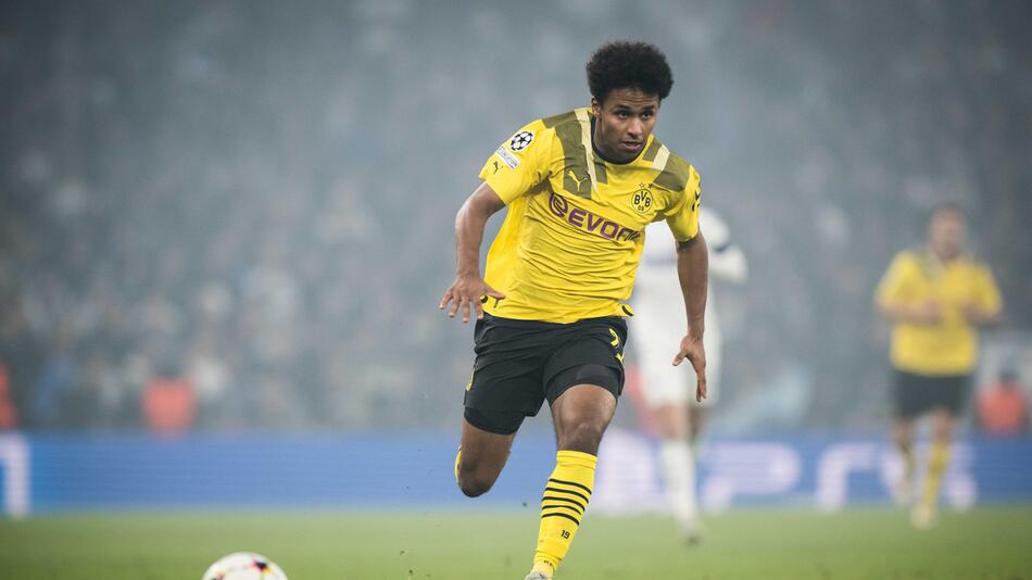 Dortmunds Angreifer Karim Adeyemi treibt den Ball gegen den FC Kopenhagen nach vorne