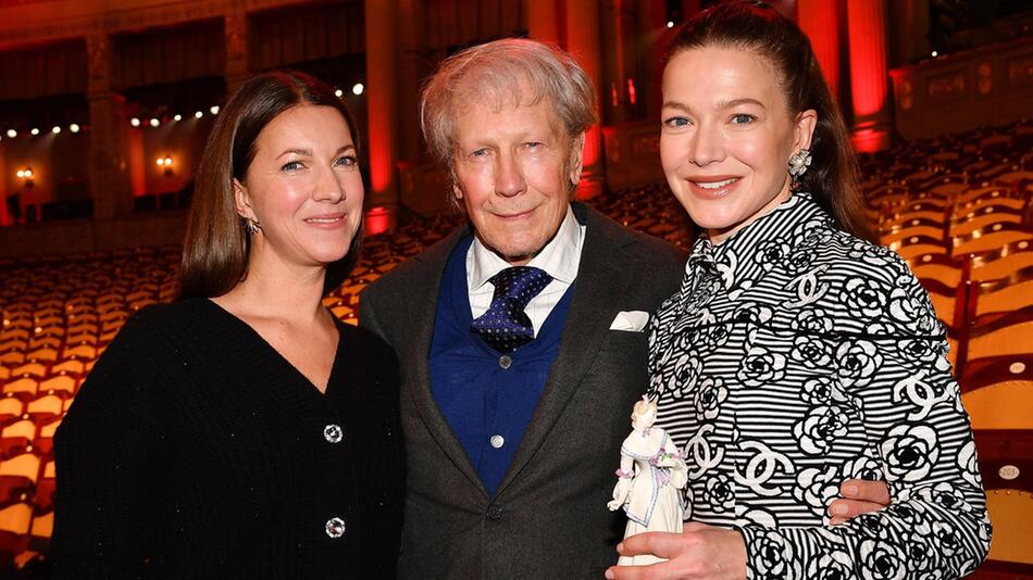 Schauspieler Bernd Herzsprung mit seinen Töchtern Sarah (l.) und Schauspielerin Hannah ...