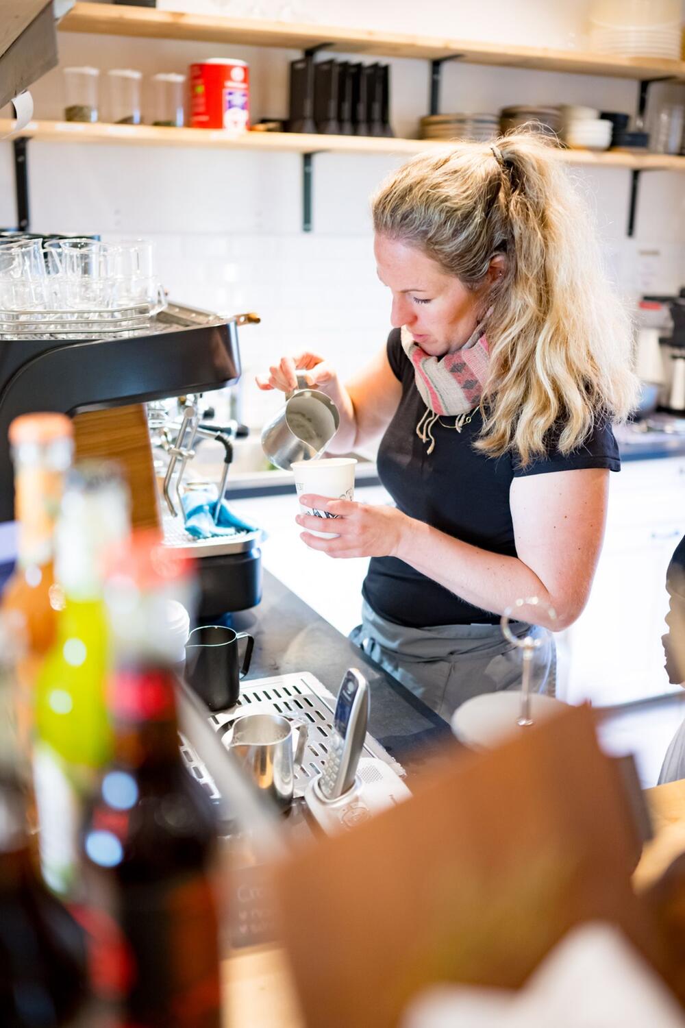 Julia Strasser in ihrem Café "Barista Sistar"