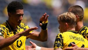 Jobe Bellingham (L) und Daniel Svensson (R) freuen sich über Dortmunds Führung.