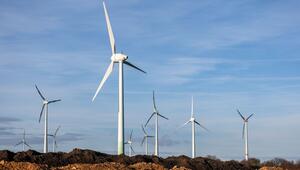 Windpark hinter Erdhügeln