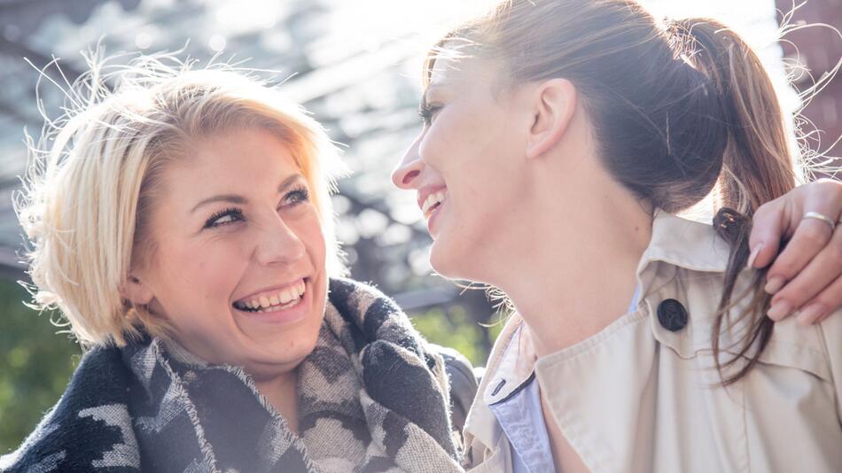 Zwei Freundinnen lachen zusammen