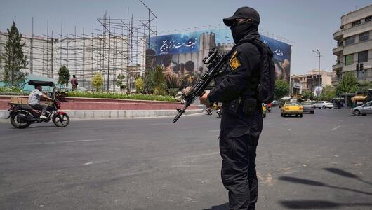 Ein Mitglied der iranischen Revolutionsgarde steht Wache auf dem Enqelab-e-Eslami-Platz, Teheran