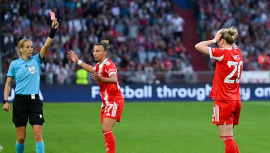 Franziska Kett sieht die rote Karte