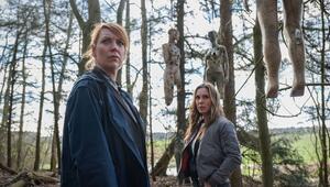 "Polizeiruf 110: Böse geboren": Melly (Lina Beckmann, l.) und Katrin (Anneke Kim Sarnau) finden ...