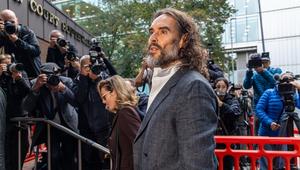 Russell Brand betrat erstmals selbst den Zeugenstand und sagte aus.