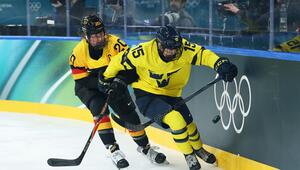 Lisa Johannsson und Daria Gleißner kämpfen um den Puck.