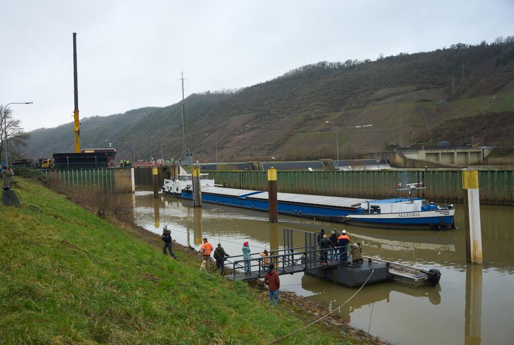 Erste Notschleusung nach Unfall auf Mosel geplant