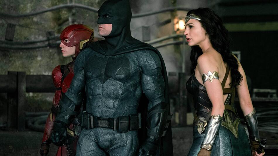 Ben Affleck zwischen seinen Kollegen Gal Gadot (r.) und Ezra Miller in "Justice League".