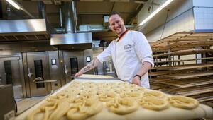 Brot-Sommelier Florian Lutz schiebt ein Blech Brezeln in den Ofen