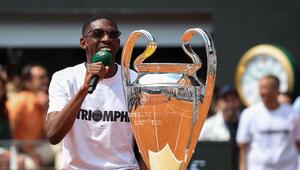 PSG-Star Ousmane Dembélé präsentiert den Henkelpott bei der French Open.