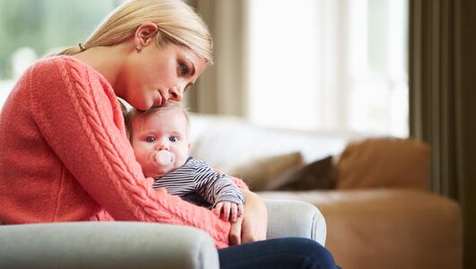 Mutterschaft gilt als das größte Glück. Doch für viele Frauen fühlt sie sich vor allem einsam an.