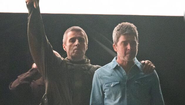 Historische Aufnahme: Liam Gallagher (l.) legt beim Oasis-Auftaktkonzert in Cardiff den Arm um ...