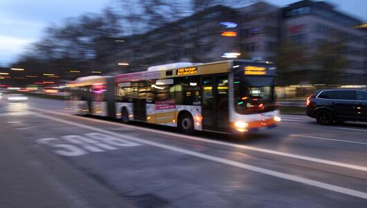 Ein Linienbus fährt in Wiesbaden.