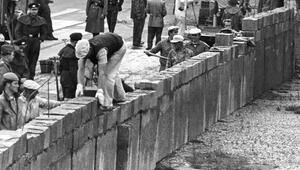 Ostberliner Maurerkolonne beim Bau der Berliner Mauer