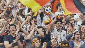 Fußball-Fans mit Deutschlandfahne 