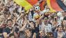 Fußball-Fans mit Deutschlandfahne 