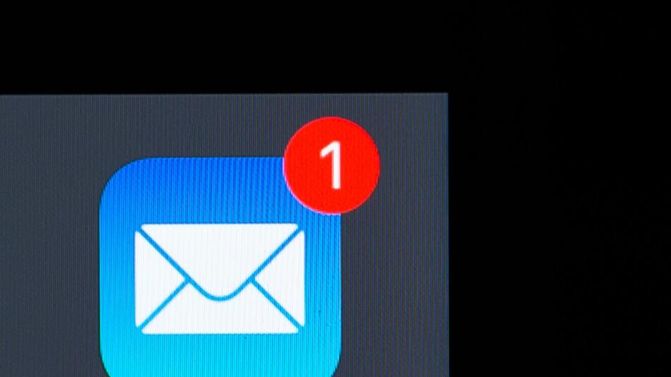 Eine E-Mail-App ist auf dem Bildschirm eines iPhones