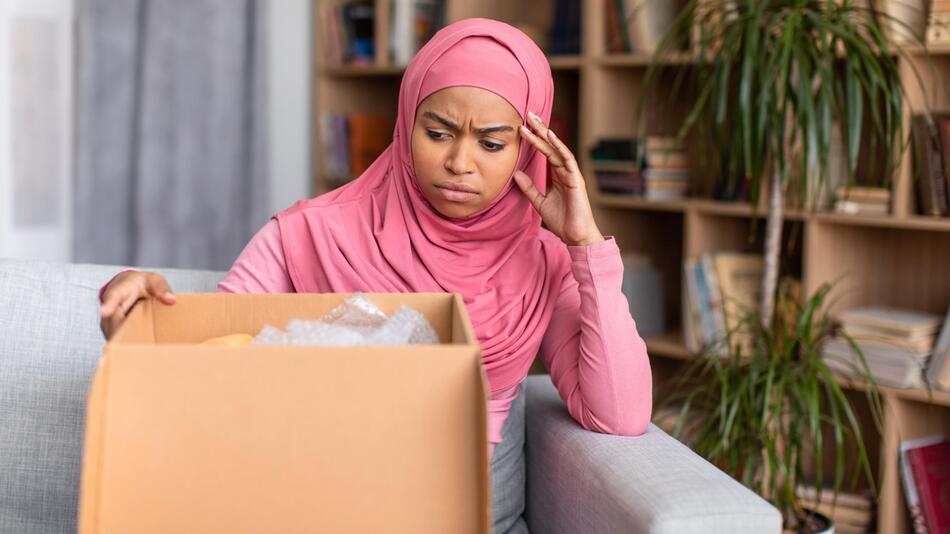 Frau packt Paket aus