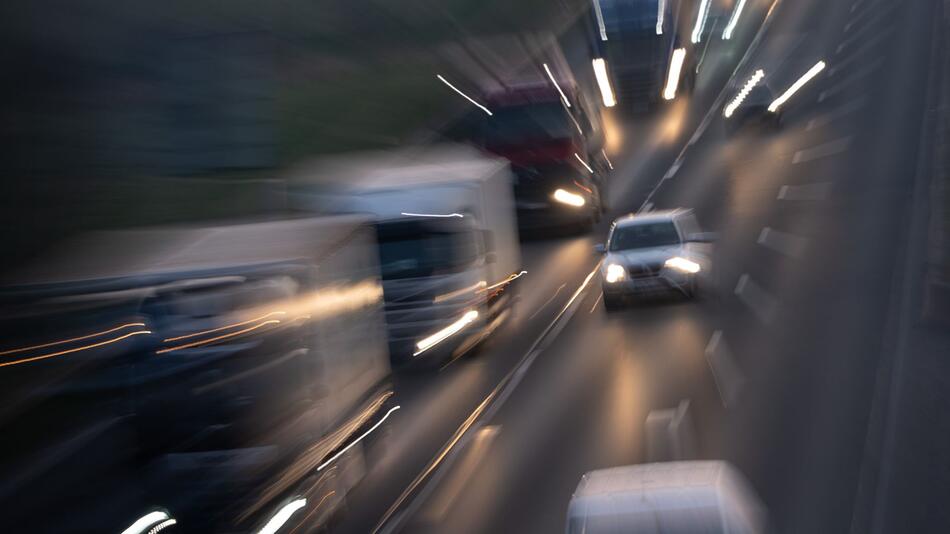 Autos fahren auf der Autobahn