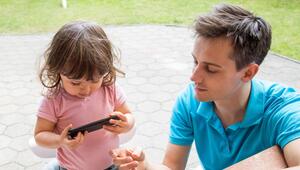 Mädchen schaut sich ein Video auf dem Smartphone an