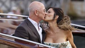 Mit Haute-Couture und Küsschen zum Welcome-Dinner vor der Hochzeit: Jeff Bezos und Lauren Sánchez.