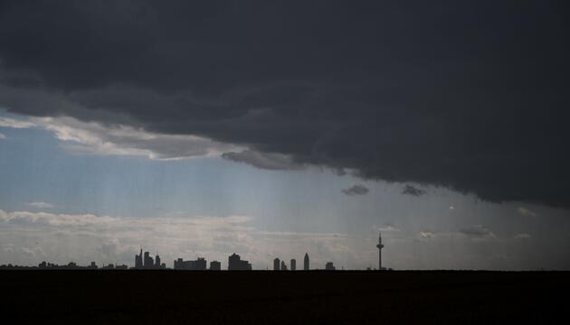 Regenwolken über Frankfurt am Main