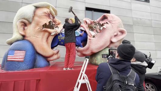 Abriss nach Rosenmontag: Satiriker Tilly zerstört Motivwagen