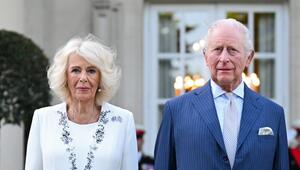 Königin Camilla trug zur Gartenparty ein weißes Ensemble, König Charles erschien im blauen Anzug.