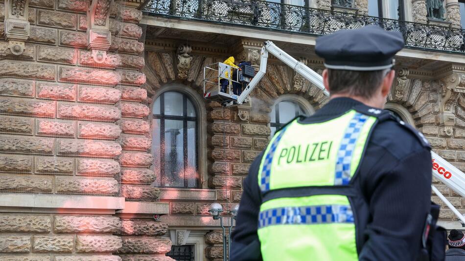 Aktivisten besprühen Hamburger Rathaus mit Farbe