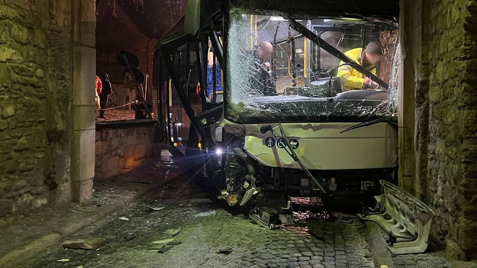 Linienbus prallt gegen Torbogen - mehrere Verletzte