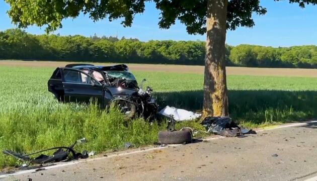 Tödlicher Unfall in Maschen: Autofahrer prallt gegen Baum