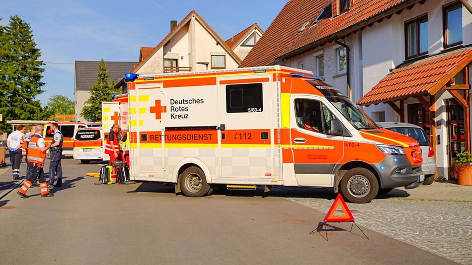 Auto kollidiert mit Fußgängern - zwei Schwerverletzte