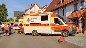 Auto kollidiert mit Fußgängern - zwei Schwerverletzte