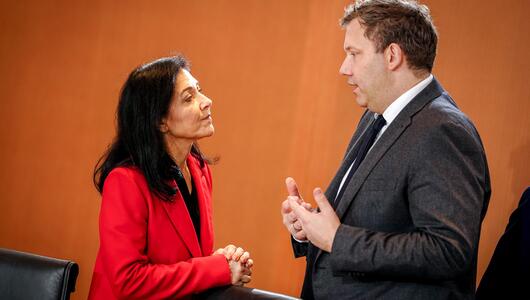 Wirtschaftsministerin Reiche spricht mit Finanzminister Klingbeil.
