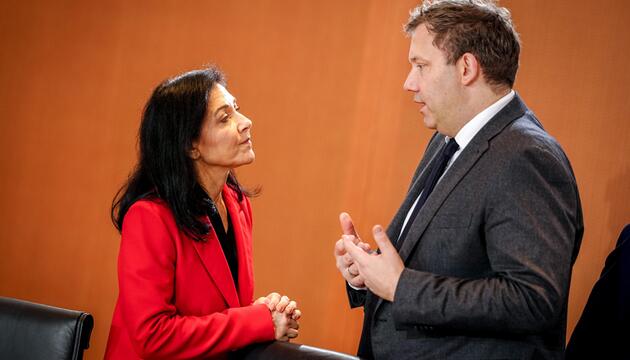 Wirtschaftsministerin Reiche spricht mit Finanzminister Klingbeil.