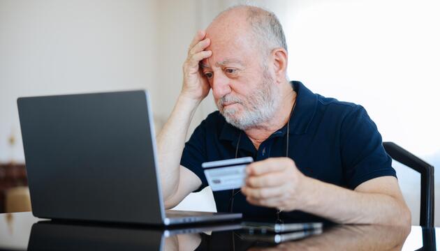 alter Mann vor Laptop