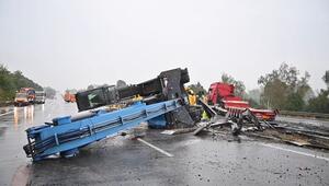 A2 in NRW dicht: Schwertransporter mit Baukran umgekippt