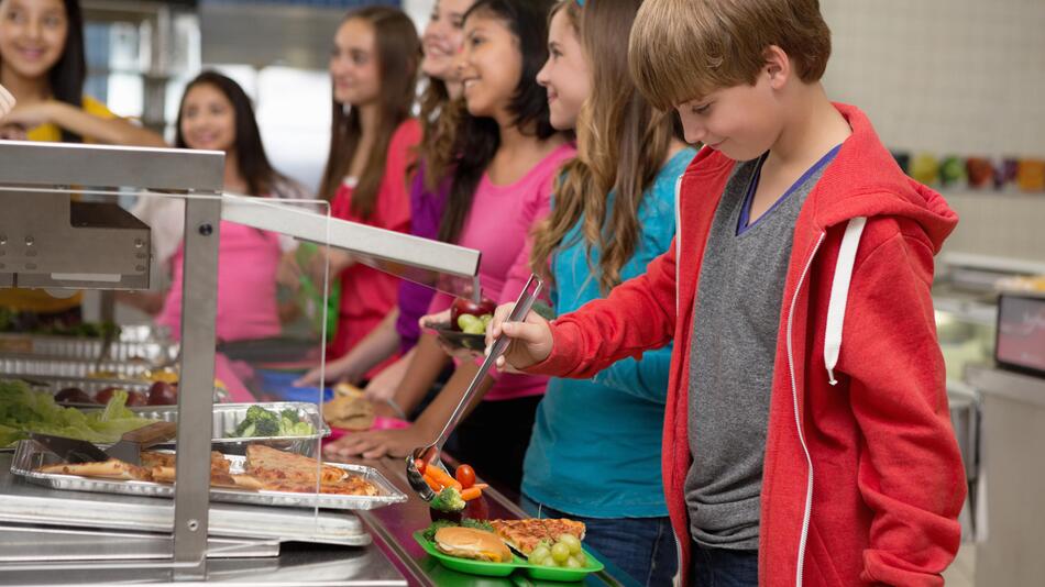 Kinder in der KAntine