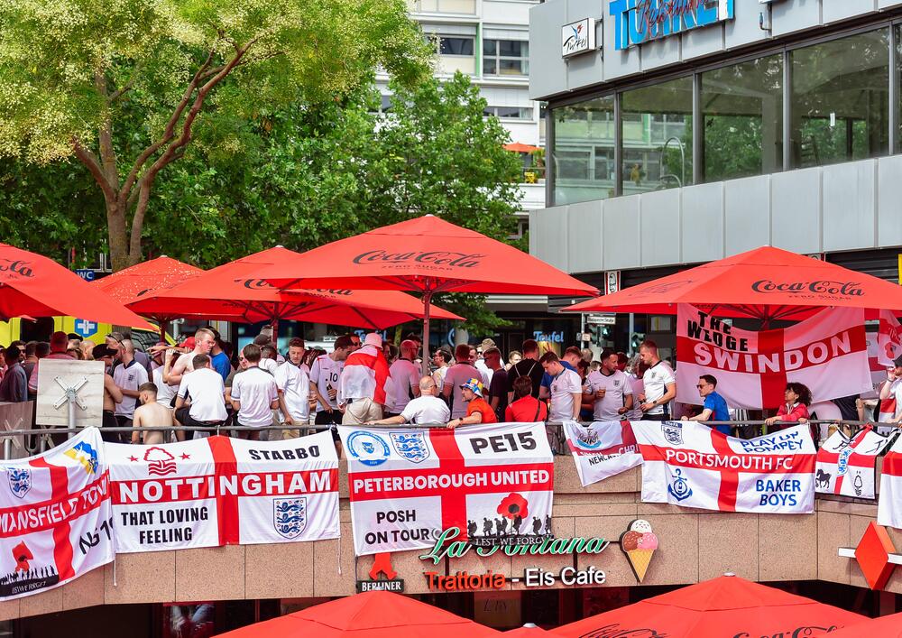 Englische Fans kommen auf dem Berliner Breitscheidplatz zusammen.